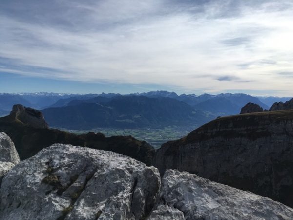 08_頂上からの眺め、山の向こうはオーストリア